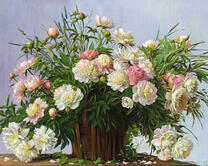 Пионы в корзине на столе